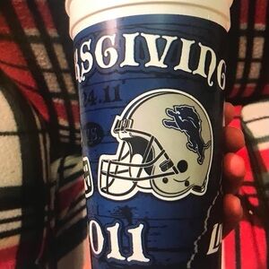 Pair of 2011 thanksgiving game Lions VS Packets cups-plastic